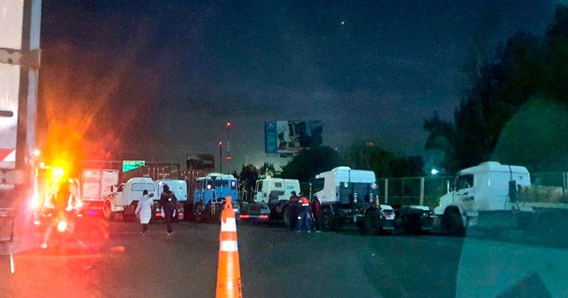 Según Noticias Argentinas, los manifestantes habilitaron un carril para vehículos particulares.