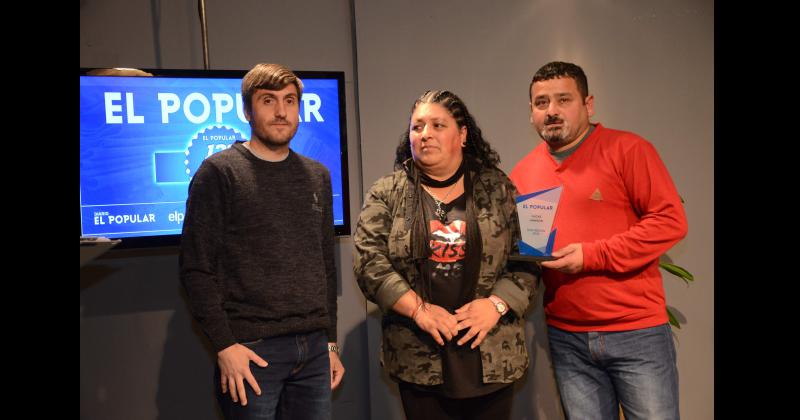 Silvina Crispín y Hugo Janson, padres de Lucas, recibieron el reconocimiento de manos de Damián Dumerauf.