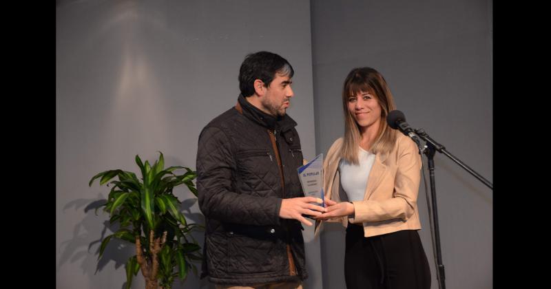 El director de La Máxima, Flavio Maldonado, recibió la distinción de Belén Cardoso.