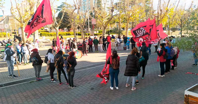 El FOL y Partido Obrero realizaron una asamblea frente al Municipio