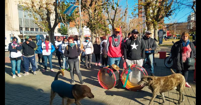 El FOL y Partido Obrero realizaron una asamblea frente al Municipio