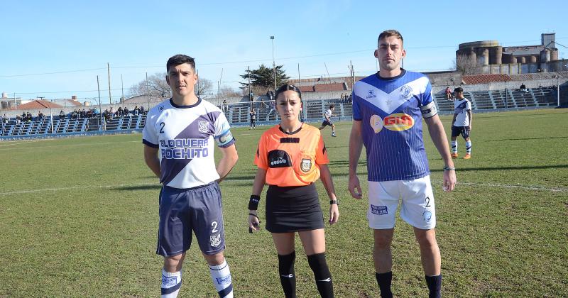 Agustina Loos con los capitanes, en su debut en primera división.