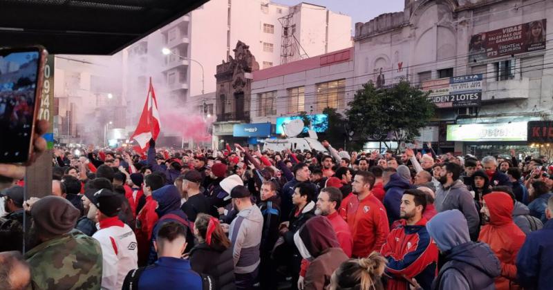 Arde Independiente: furia de los hinchas, incidentes y suspensión de partido