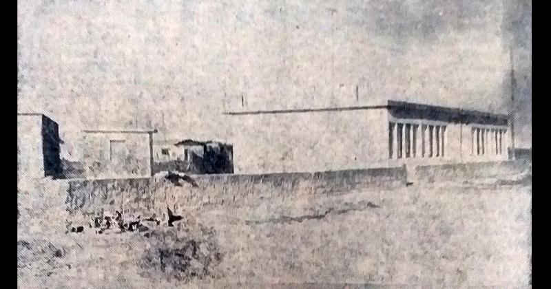 Ubicado en las adyacencias de la Escuela Agrotécnica, el barrio Villa Aurora comenzaba a “despegar”: en la Escuela Nº 65 se construía un cerco de mampostería.