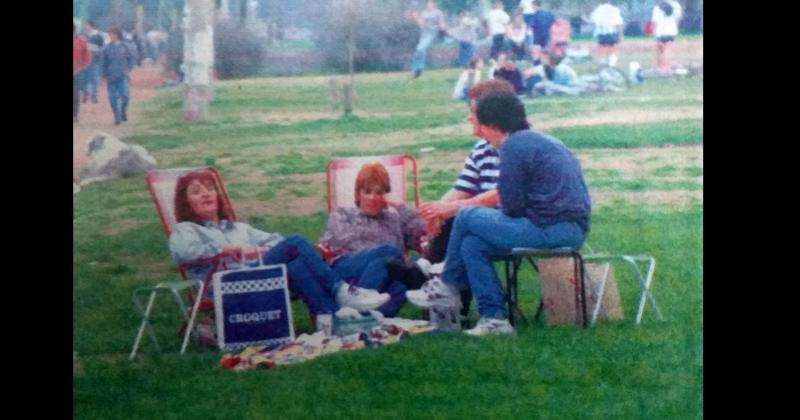 El sábado 26 de julio de 1997 se convertía en el día de julio más caluroso de los últimos once años en Olavarría: los parques y plazas olavarrienses se veían invadidos por una multitud de personas.