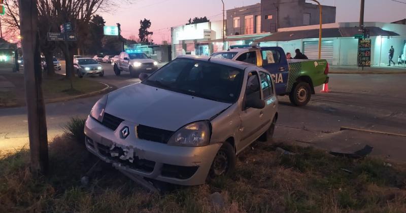 Fuerte choque entre dos autos: dos personas heridas