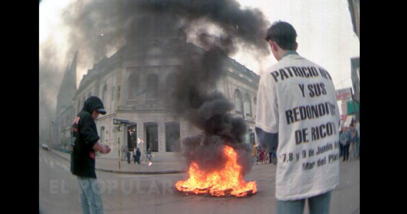 Cuando se conoció la noticia de la suspensión definitiva de los recitales de los Redonditos de Ricota, jóvenes que iban a concurrir a los mismos quemaron cubiertas frente al Palacio Municipal.