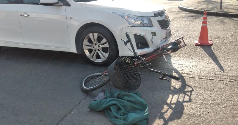 Una joven resultó herida tras chocar un auto y una bicicleta