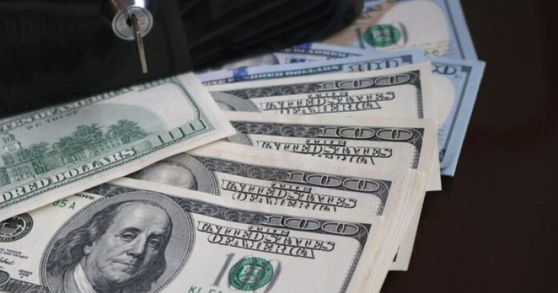 El dólar "blue" se derrumbó $ 4 y cerró a $286