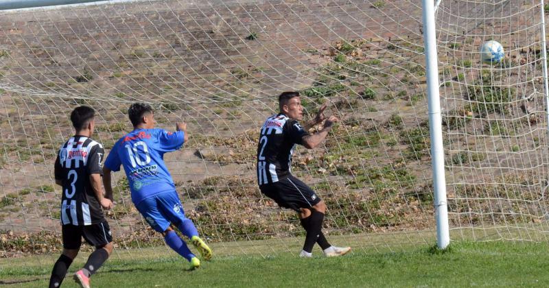 Festeja Marín, Reta la empujó pero ya estaba adentro. Fue el único gol del juego.