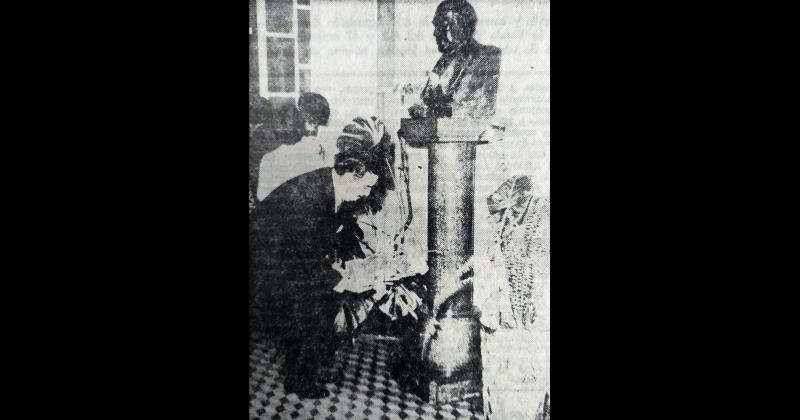 En las escuelas olavarrienses se celebraba el Día del Maestro; el acto central era en la Escuela Nº 4 (foto), que lleva el nombre de Sarmiento.