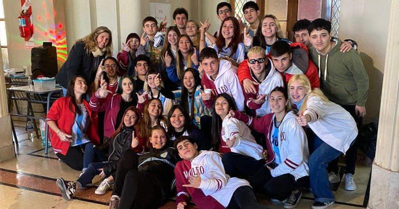 “Vacileo”: chicos y chicas de Sexto Cuarta de la ex Normal.