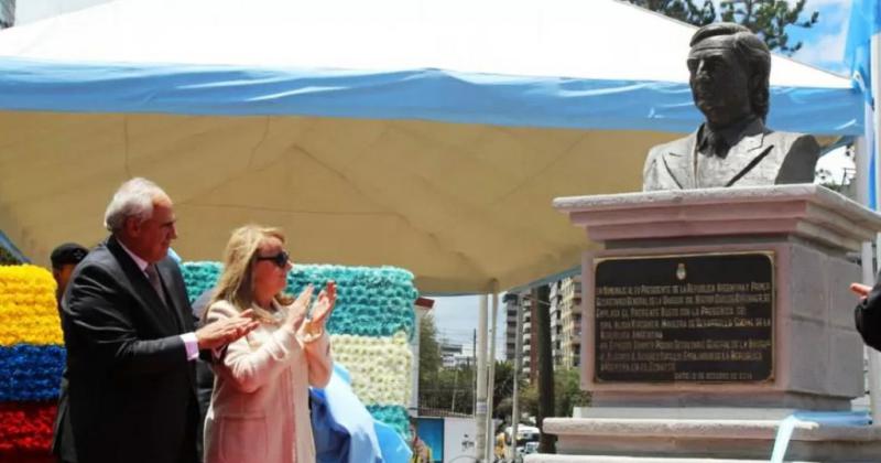 Alcalde de Quito se comprometió a restituir el busto de Kirchner