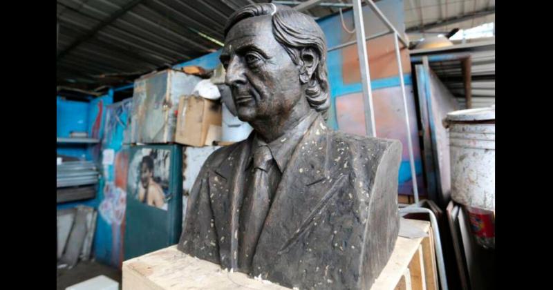 Alcalde de Quito se comprometió a restituir el busto de Kirchner