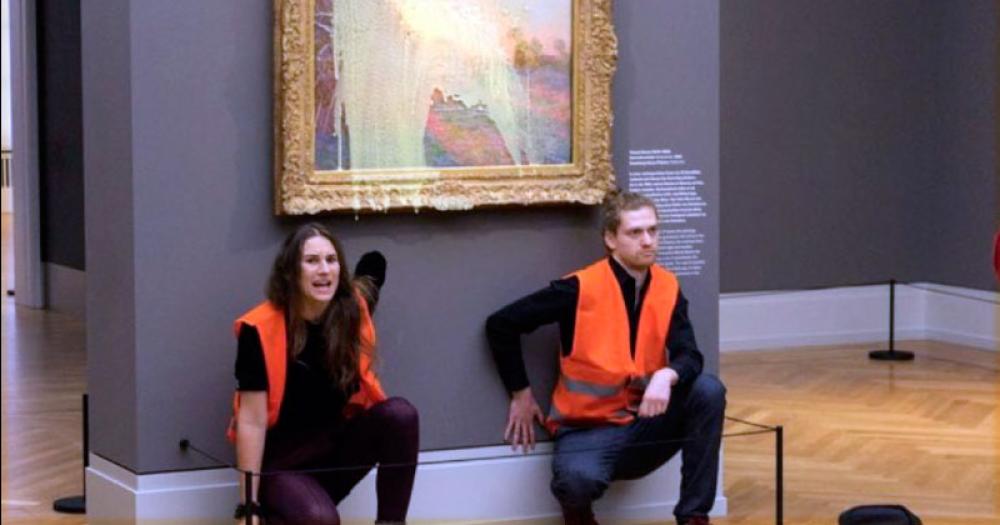 Otra vez: activistas lanzaron puré de papas contra una obra de Monet