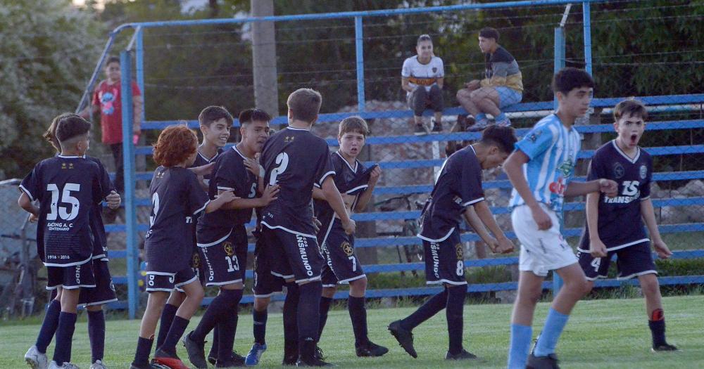 Racing ganó en el primer turno ante Ferro.