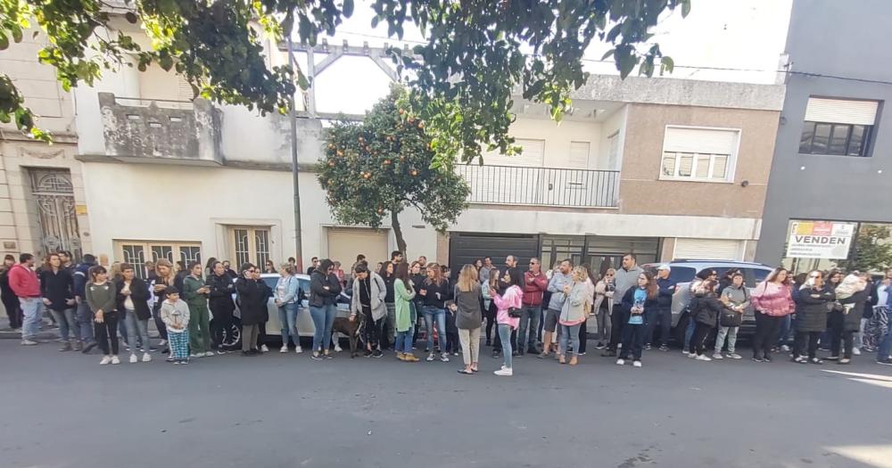 Padres se movilizaron contra una Escuela Católica en Azul por situaciones de violencia