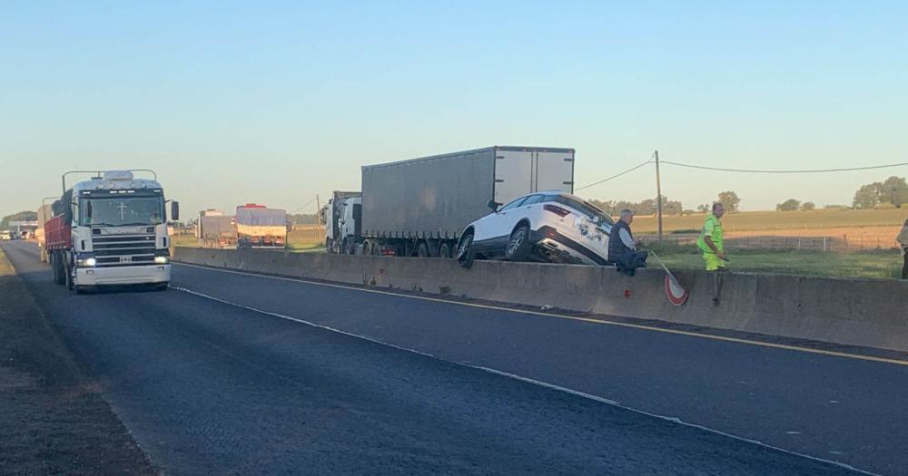 Se le reventó una goma y quedó colgado del separador