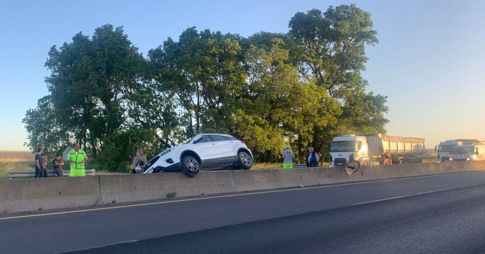 Se le reventó una goma y quedó colgado del separador