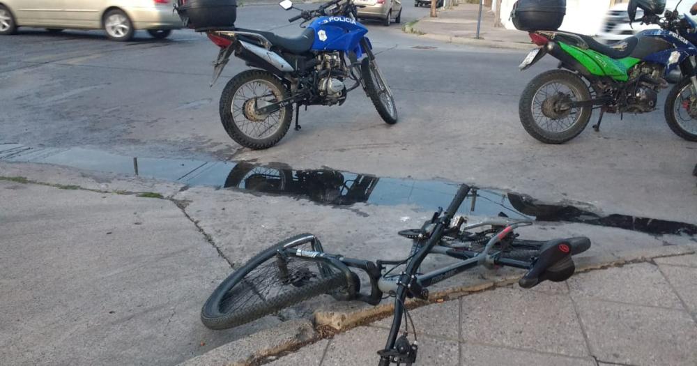 Pueblo Nuevo: choque entre un auto y una bicicleta