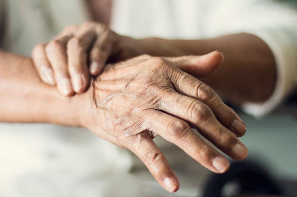 Tiene Parkinson y le robaron el equipo que necesita para monitorear un implante cerebral