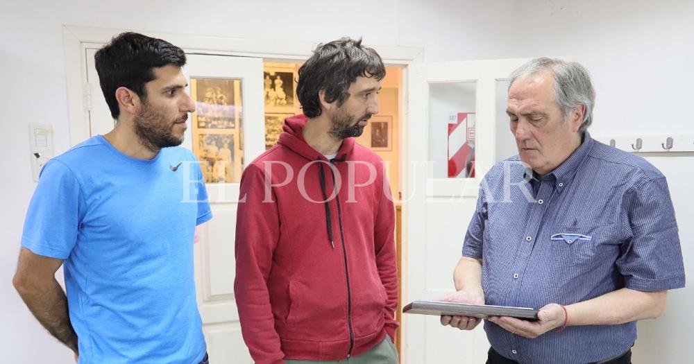 El profesor Ricardo César Vigo recibe un más que justo reconocimiento.