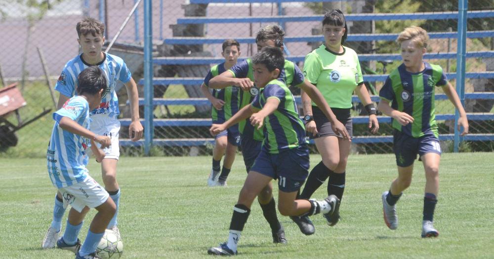 Ferro y Embajadores tuvieron sus compromisos.