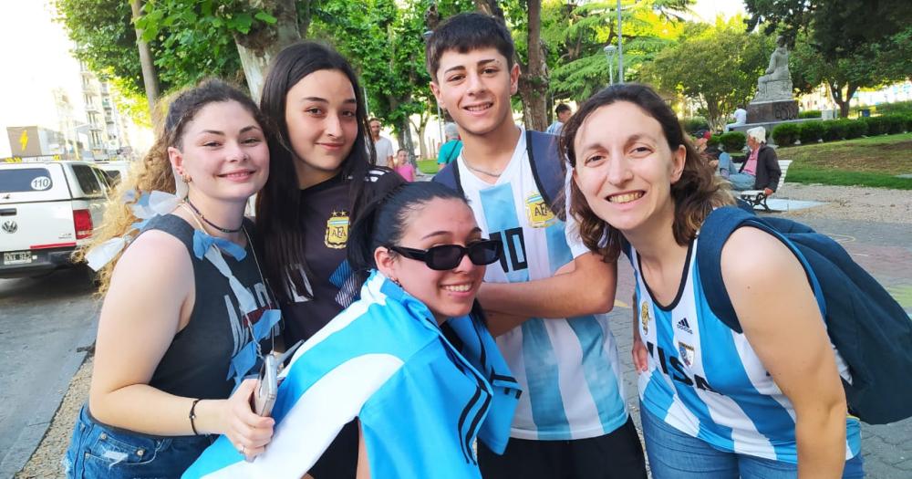 Messi frotó la lámpara, la Selección Argentina respiró, y la gente salió a festejar
