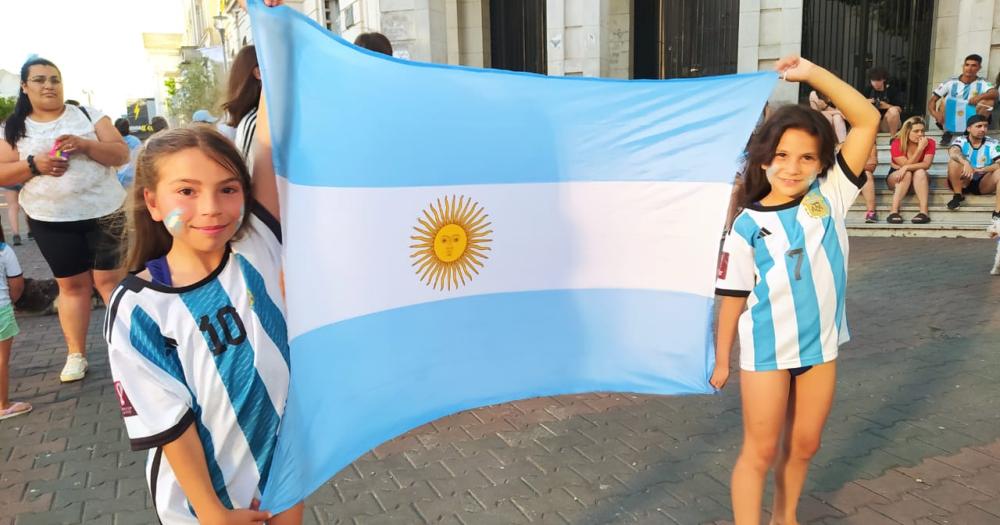 Messi frotó la lámpara, la Selección Argentina respiró, y la gente salió a festejar