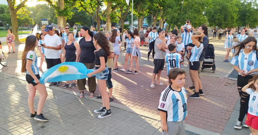 Messi frotó la lámpara, la Selección Argentina respiró, y la gente salió a festejar