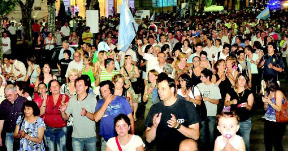Una protesta contra el gobierno nacional se extendía en todo el país. En la ciudad de Olavarría, por el llamado “8N” más de un millar de olavarrienses se daban cita en el Paseo Jesús Mendía para hacer sentir su descontento.