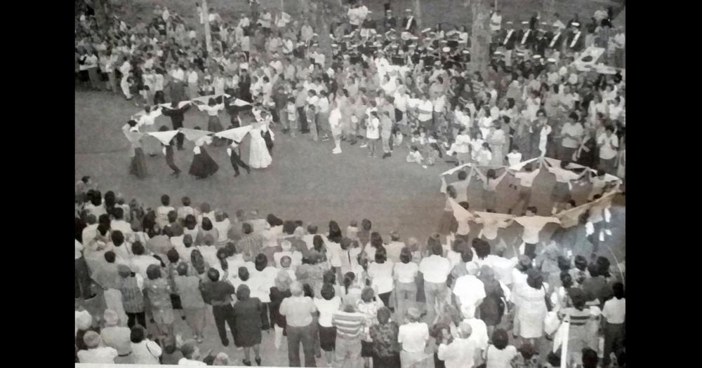 - En la calle San Martín entre la iglesia San José y la Municipalidad, por el Día de la Tradición, la Comisión de Folklore Municipal organizaba una gran fiesta de danzas tradicionales argentinas.