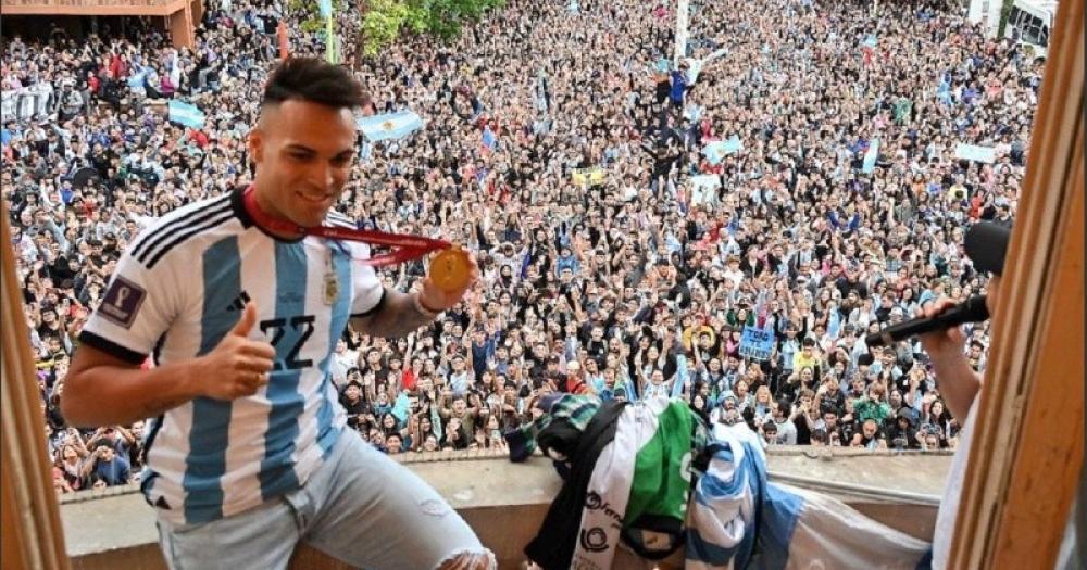 Lautaro Martínez fue recibido en Bahía Blanca, su ciudad natal