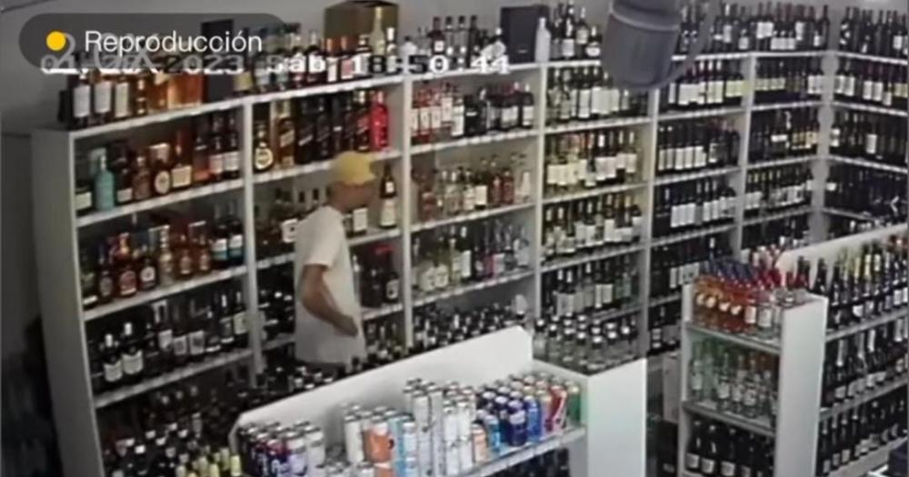 Un hombre robó bebidas de un comercio y fue capturado por las cámaras