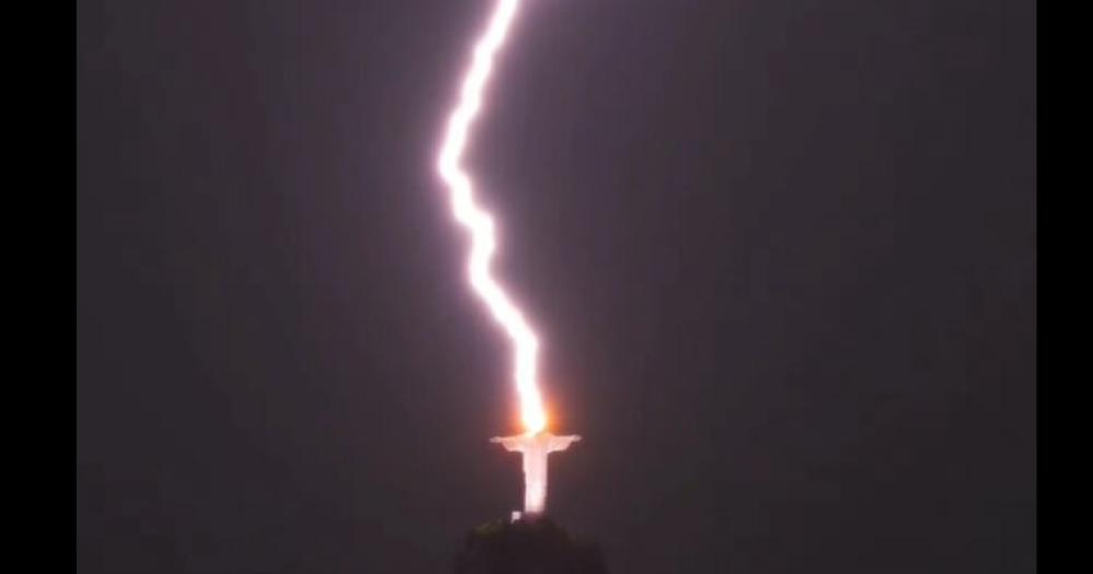 Río de Janeiro: La impactante imagen de un rayo cayendo sobre el Cristo Redentor