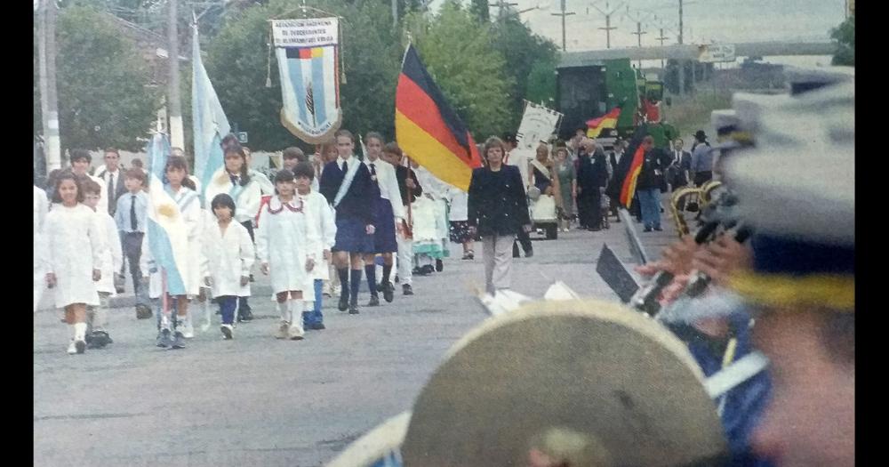 En 1998, en la localidad de Colonia Hinojo, descendientes de alemanes del Volga celebraban el 120 aniversario de la llegada de sus antepasados a Argentina. Colonia Hinojo fue el primer destino de esos inmigrantes.