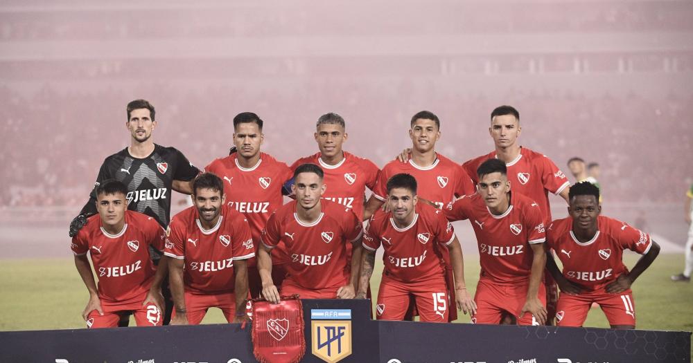 Salle (arriba a la derecha) tuvo su debut oficial en Primera.