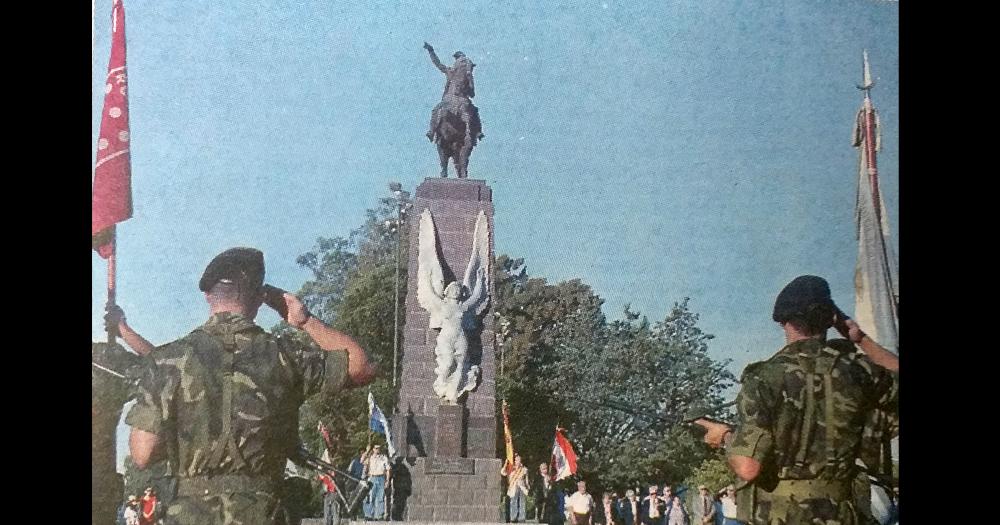 En la Plaza Aguado se realizaba la conmemoración de los 220 años del nacimiento del general José de San Martín.