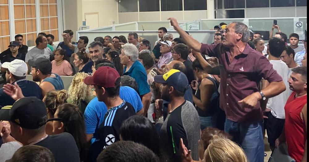Bolívar: tras once horas sin servicio más de 500 personas se movilizaron hasta la Cooperativa Eléctrica