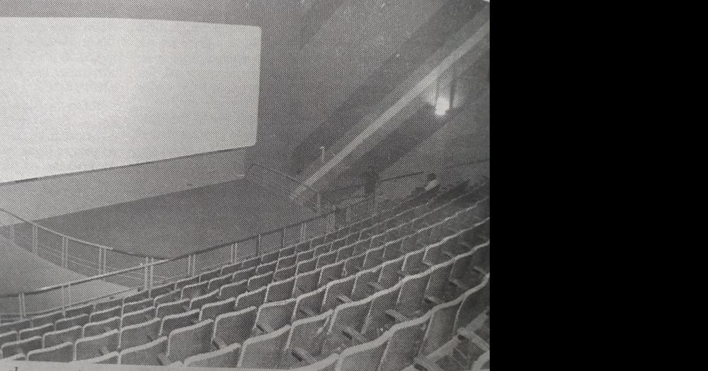 1998. Era inaugurado el reciclado edificio del Gran Cine Olavarría. La antigua sala única de 1.100 butacas era dividida en dos salas, adecuándola a la realidad del mercado cinematográfico.