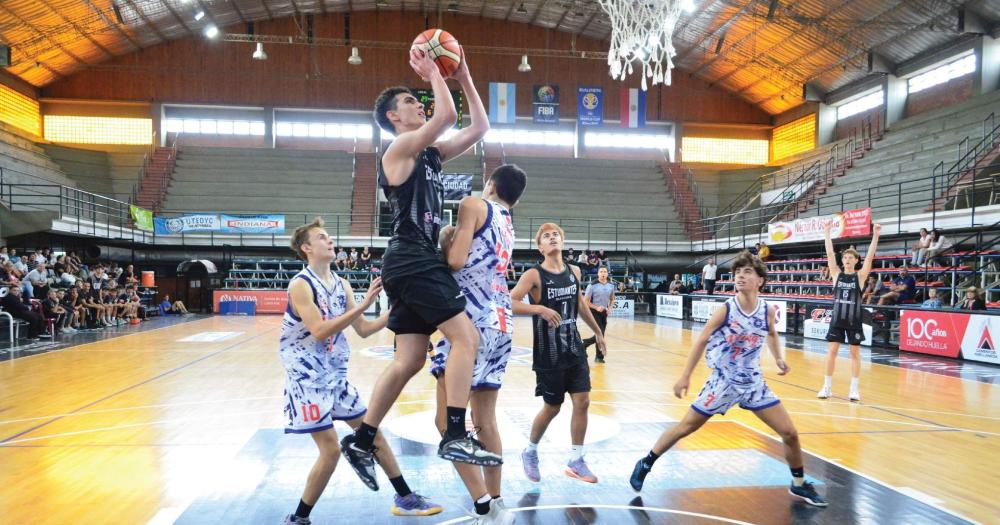 Estudiantes Negro recibió a Racing A. Club Azul en cinco categorías.