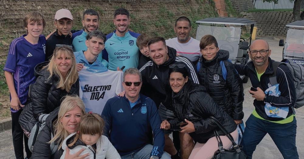 Los jugadores de Estudiantes, junto a tres Campeones del Mundo