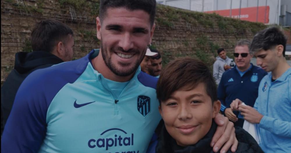 Los jugadores de Estudiantes, junto a tres Campeones del Mundo