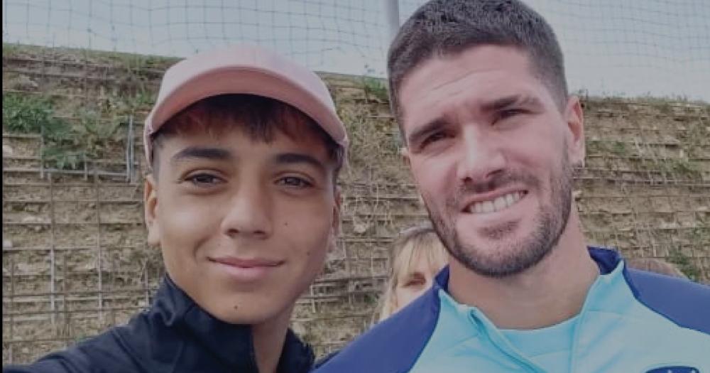 Los jugadores de Estudiantes, junto a tres Campeones del Mundo