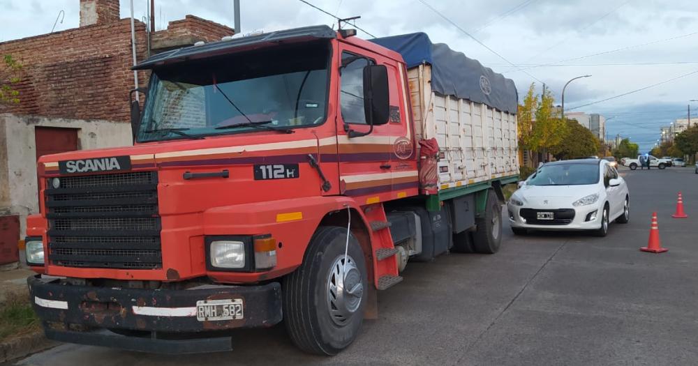 Una embarazada se descompensó e impactó contra un camión
