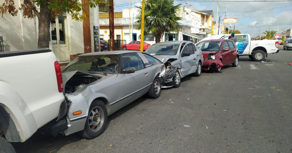 Giró a la izquierda en un semáforo y provocó un quíntuple choque
