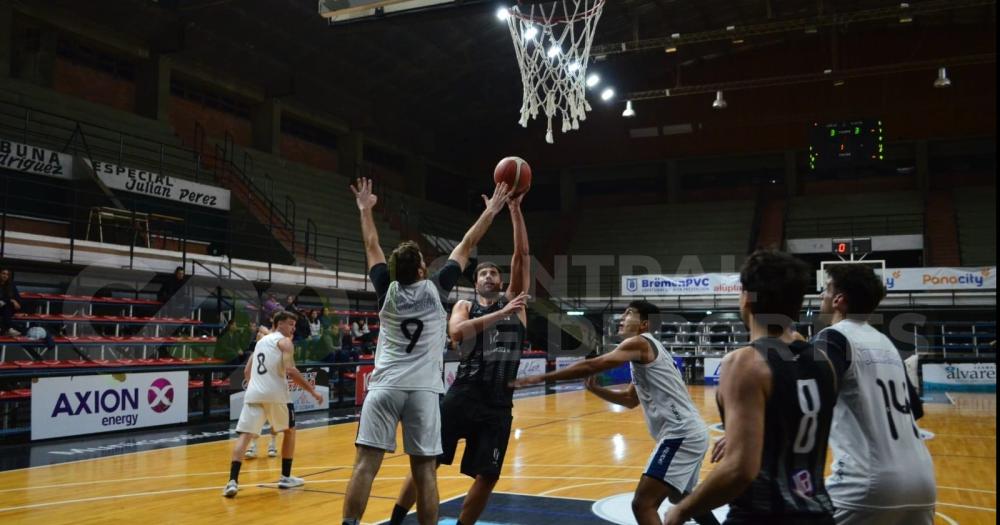 Estudiantes le ganó a Racing A. Club en el Maxigimnasio.