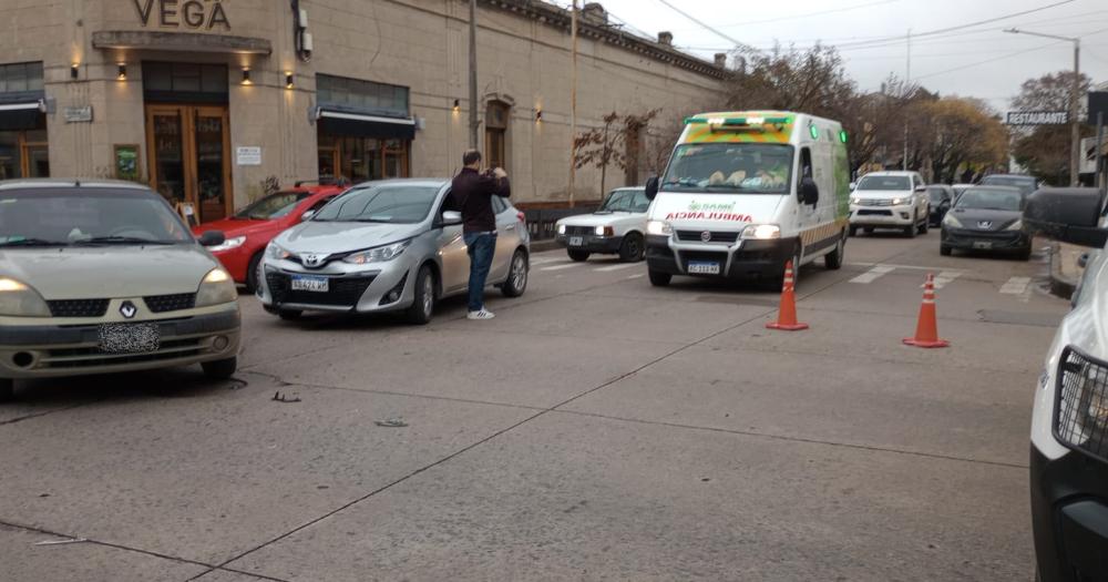 Una mujer resultó herida tras un choque entre dos autos