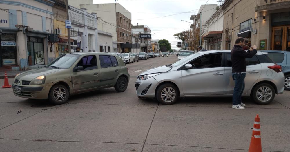 Una mujer resultó herida tras un choque entre dos autos