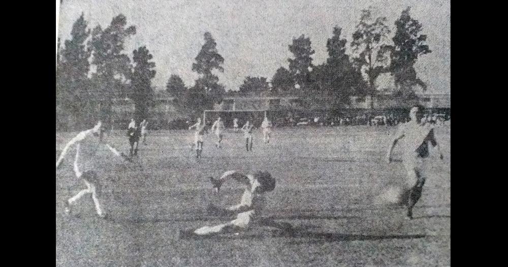1973. En su debut en el Campeonato de Fútbo, la Selección de Olavarría empataba 2 a 2 con la de 9 de Julio (en la foto un gol de Tito Alonso).